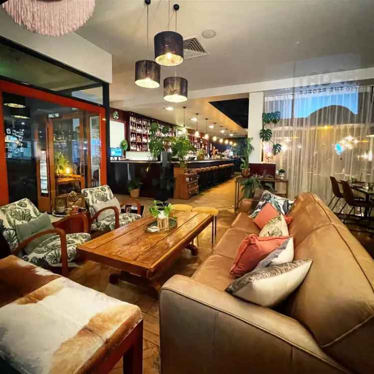 Trendy restaurant/cafe/bar in highly desirable CBD location