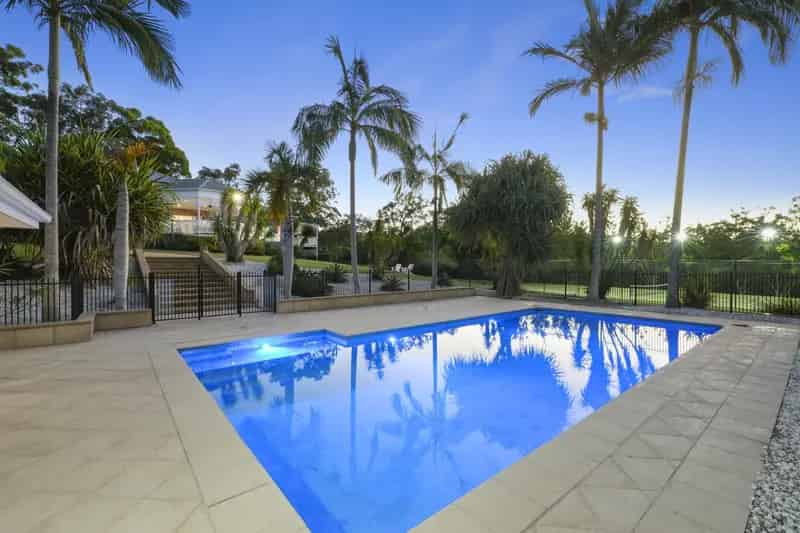 Amazing Willow Vale Estate On Offer! Unrivaled Elegance & Practicality At Every Turn!