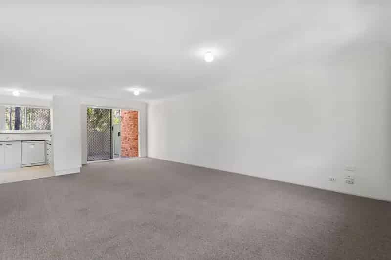 3-bedroom, 1.5-bathroom townhouse in fantastic location!