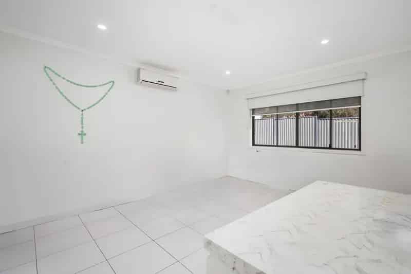 Perfectly Located 3 Bed Villa with Generous Yard!