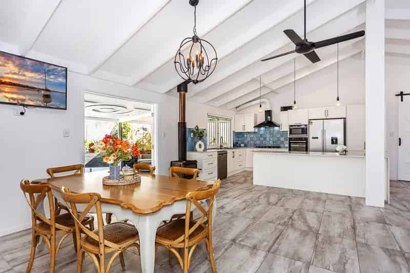 Family Retreat Full of Charm - Flat Block, Pool, Shed & Parkside Bliss