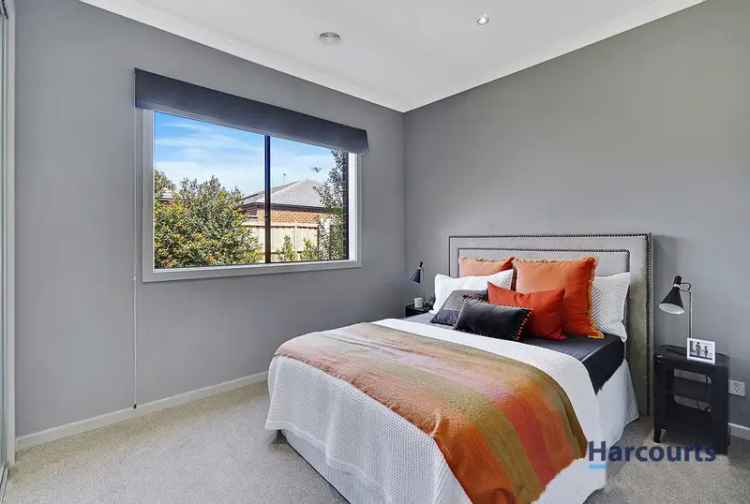 4 Bedroom 260m² House Melbourne Family Home Near Parks Shops Schools