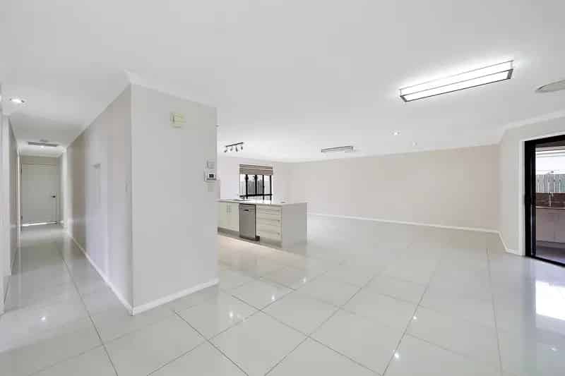 Spacious Family Home with Pool & Triple Garage in Sanctuary Park