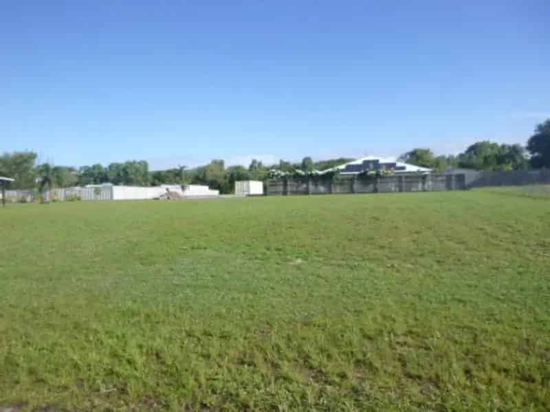 1,400 SQUARE METRES OF LAND - SHORT WALK OR DRIVE TO BEACH!
