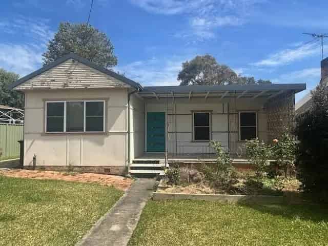 Lease Three Bedroom Home in Macquarie Fields with Family Friendly Features
