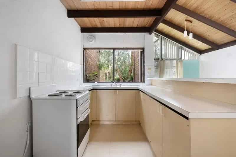 SPACIOUS & FRESHLY UPDATED UNIT IN A PRIME LOCATION