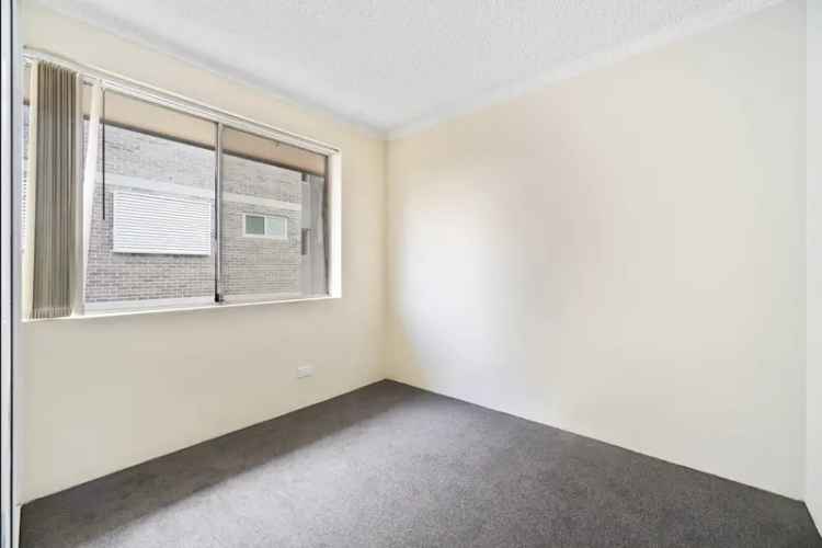 Spacious Rosehill Apartment Near Schools Shops and Transport