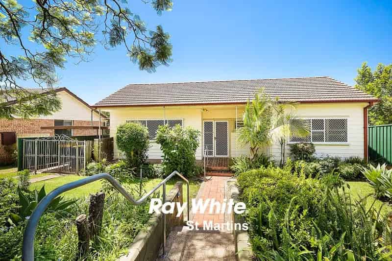 Rent Modern Family Home in Prospect with Spacious Yard and Garage