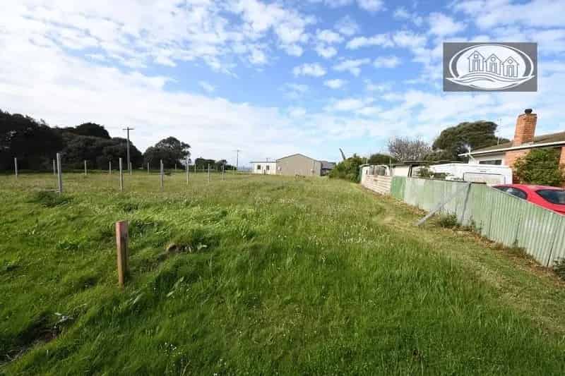 Buy coastal block in Rossdell Court with endless possibilities
