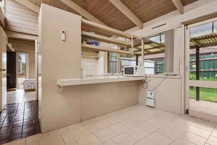 FAMILY HOME IN PRIME LOCATION!!