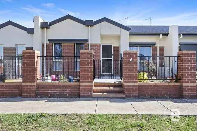 Modern Townhouse with Country Outlook near Frank Graham Oval