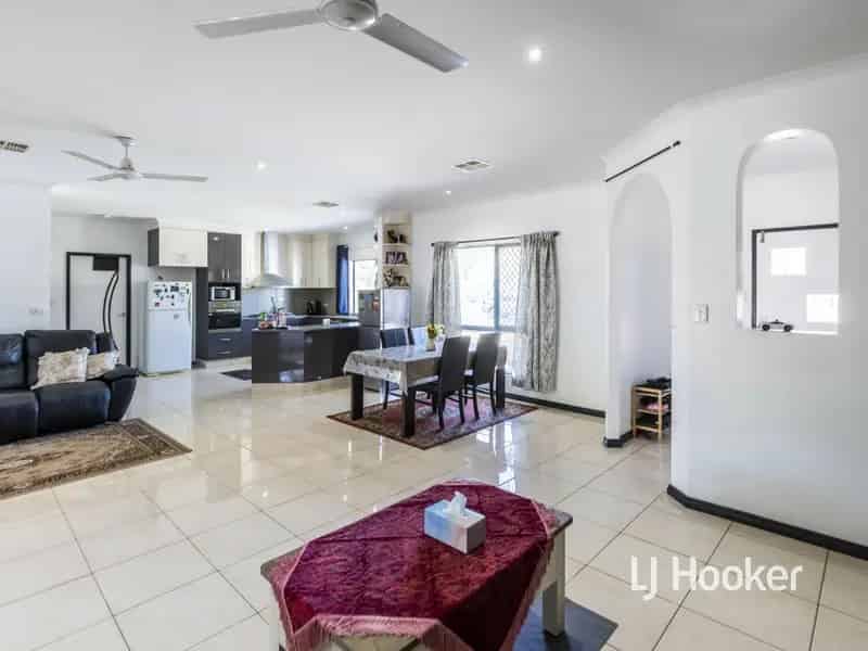Family Home in The Ridges Estate with Pool and Workshop