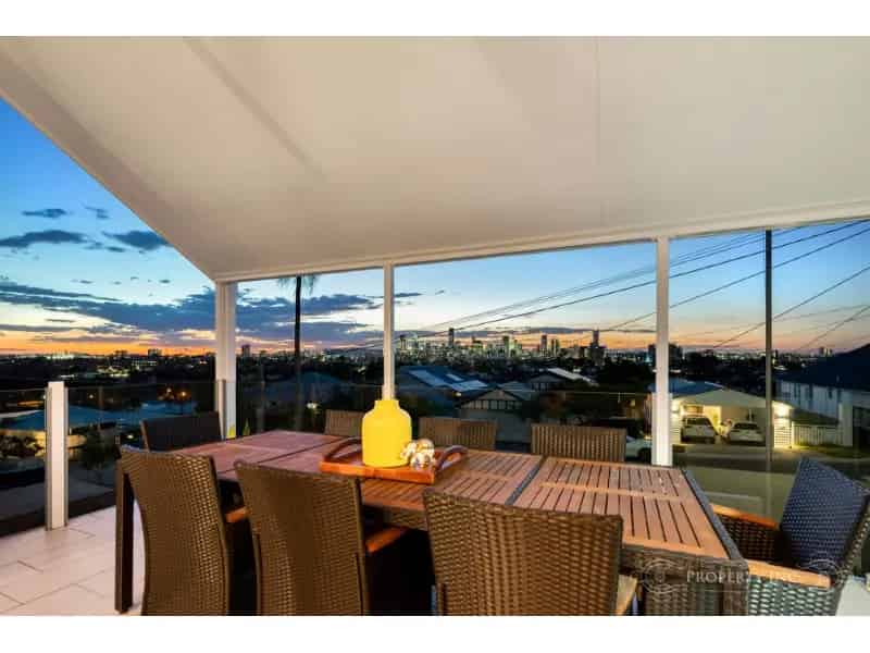 Stunning Family Home With Stunning City Views - Pool Maintenance And Lawn Mowing Included
