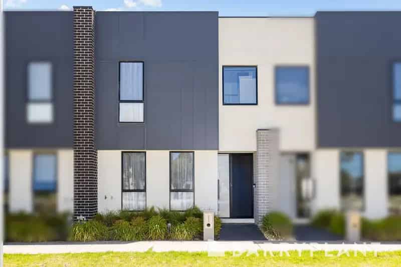 Exceptional Family Living in Upper Point Cook!