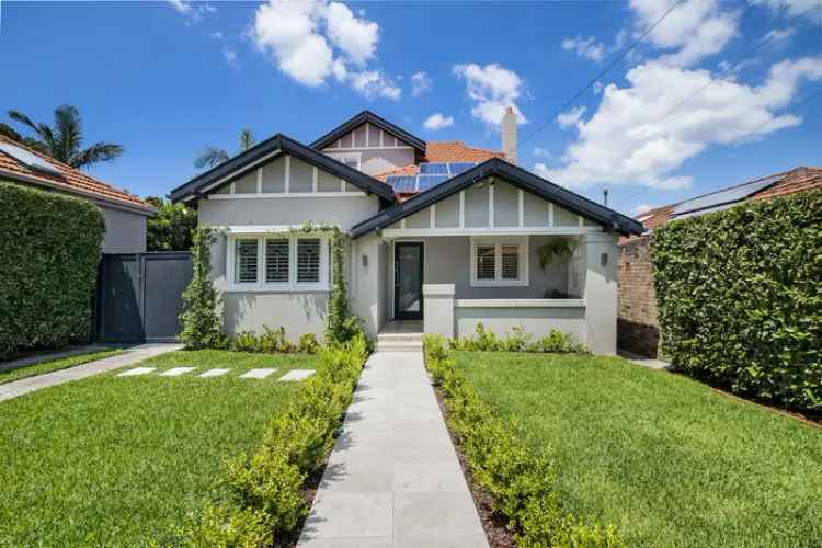 Premier Character Home in Prestigious Family Neighbourhood