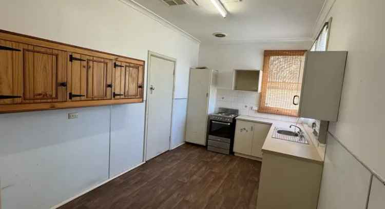 Neat Cottage with Shed and Double Garage