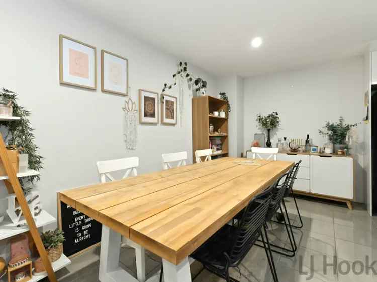 Boronia Townhouse 3 Beds 2 Baths Low Maintenance Close to Amenities