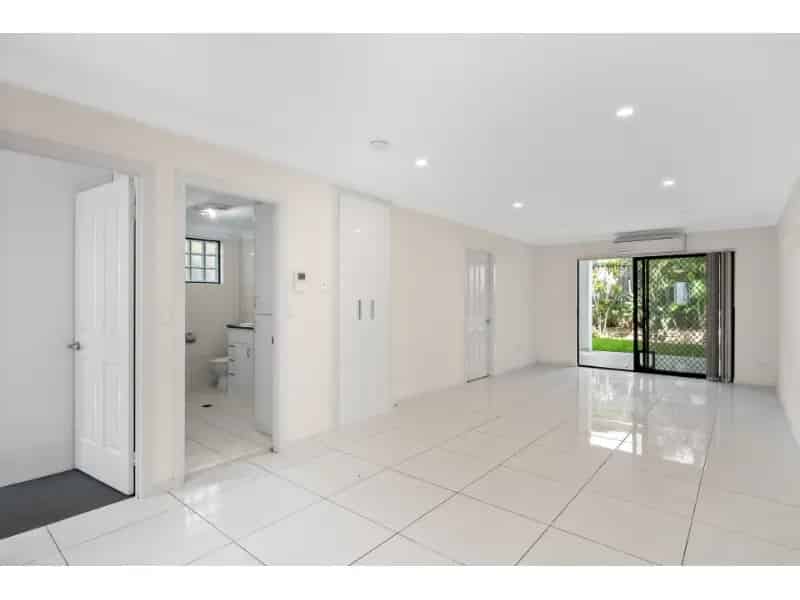 Private Unit At The Back Of The Complex & A Short Walk To Shops & Train