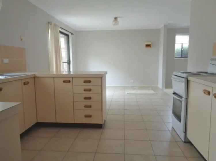 2 Bed Townhouse near Queanbeyan CBD - Modern Kitchen & Garage