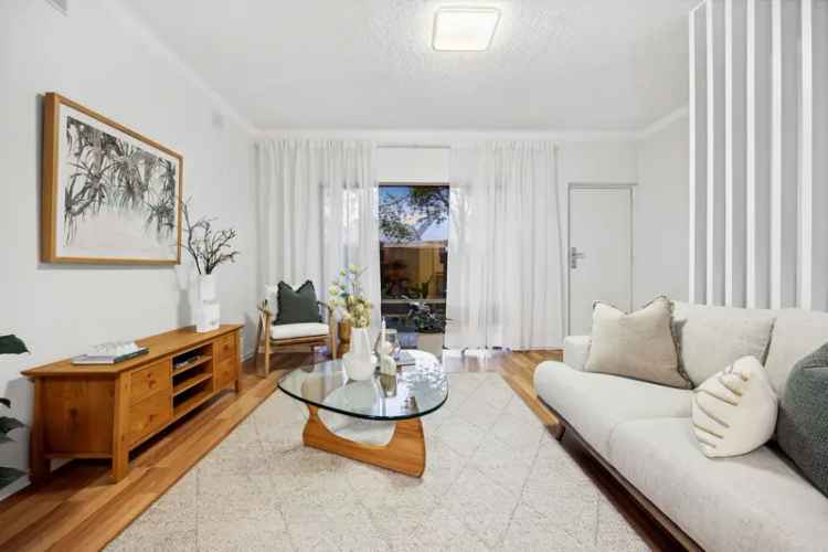 Chic Updated 2-Storey Townhouse Near Adelaide City