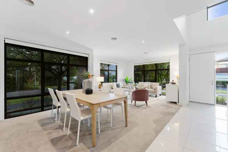 FREESTANDING FAMILY ENTERTAINER IN WAVERLEY PARK ESTATE