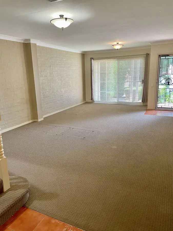 3 Bed Townhouse Mount Annan - Close to Shops Schools Transport