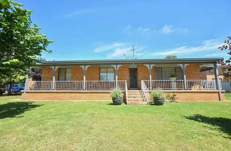 8 Bowditch Crescent, Parkes NSW 2870 - House For Lease