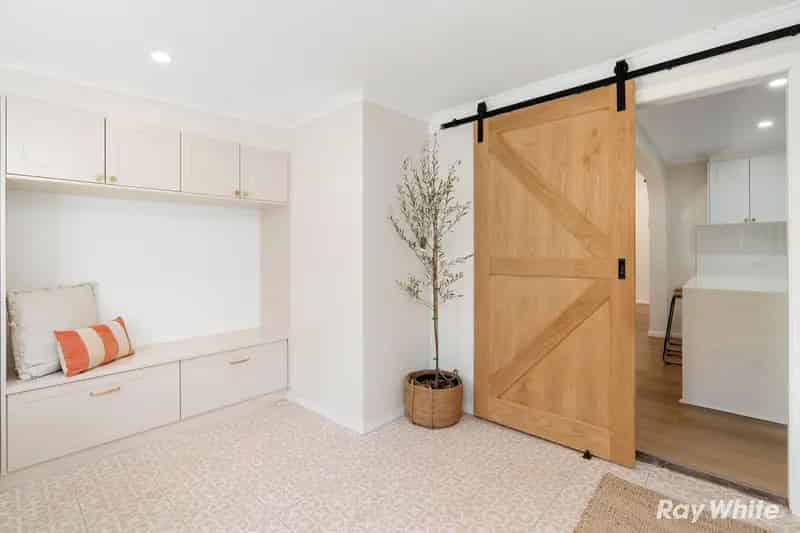 Buy house in Coolamon with modern features and expansive land