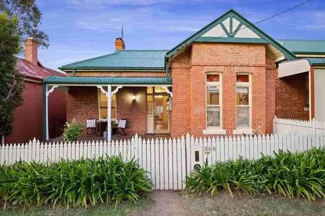 1930s Red Brick Home in Old East Albury