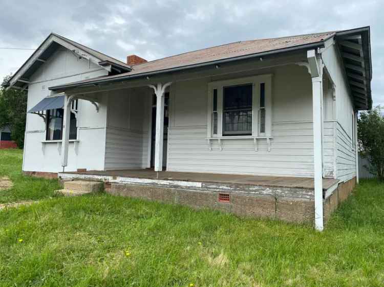 Quaint Rustic Cottage near Tumbarumba Main Street