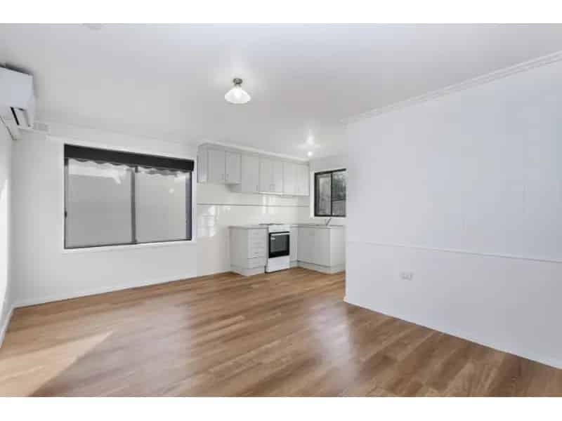 Easy-Care Unit In Popular Kennington