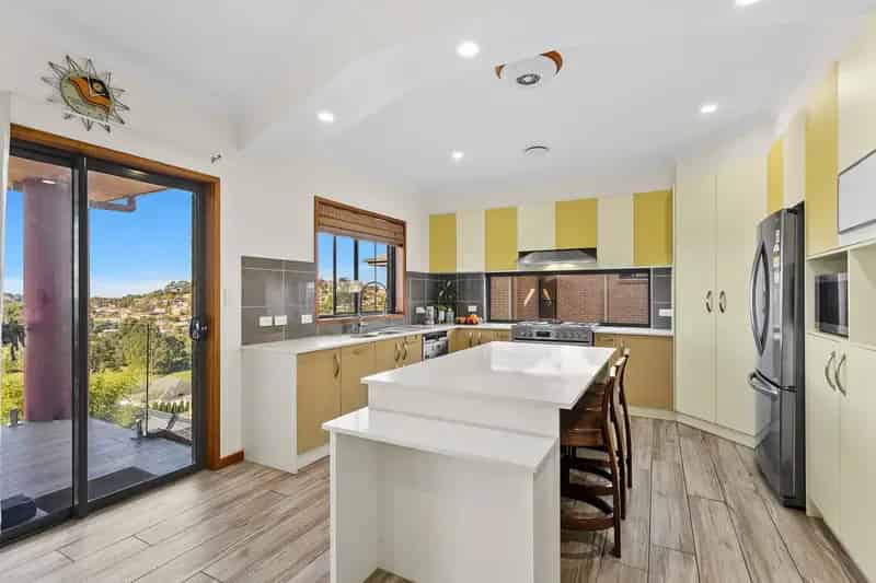 Lease Expansive 5 Bedroom House in Figtree with Modern Amenities