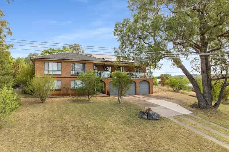 Buy House in Molong with Five Bedrooms and Stunning Views