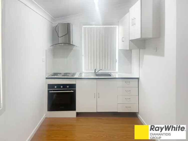 St Marys CBD 3 Bedroom Home Plus Study - Large Backyard - Pets Considered