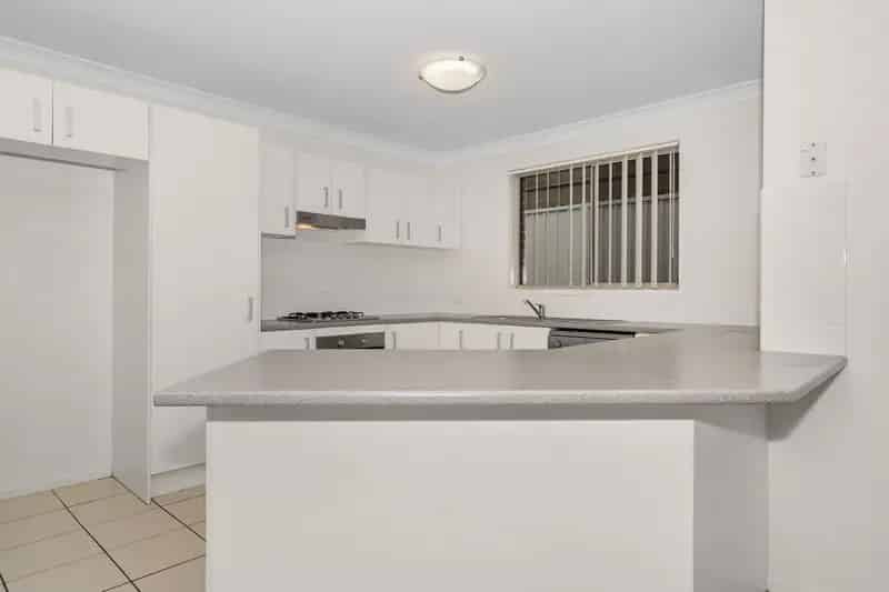 Lease House in Wadalba with 4 Bedrooms and Modern Kitchen