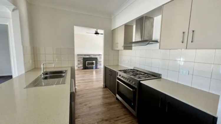 3 Bedroom House 199m² Melbourne Near Parks Shopping