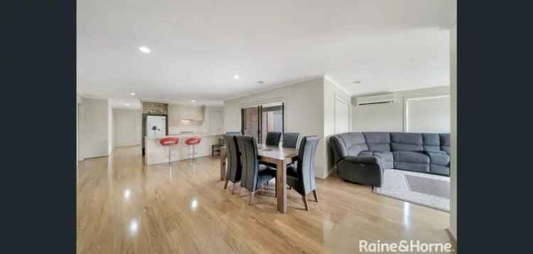 4 Bedroom House Near Tarneit Train Station and Riverdale Shopping Centre