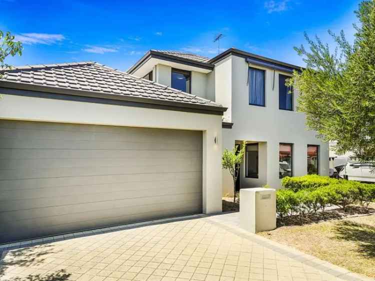 Stunning Family Home in Stirling - 4 Beds, 3 Baths, Outdoor Kitchen