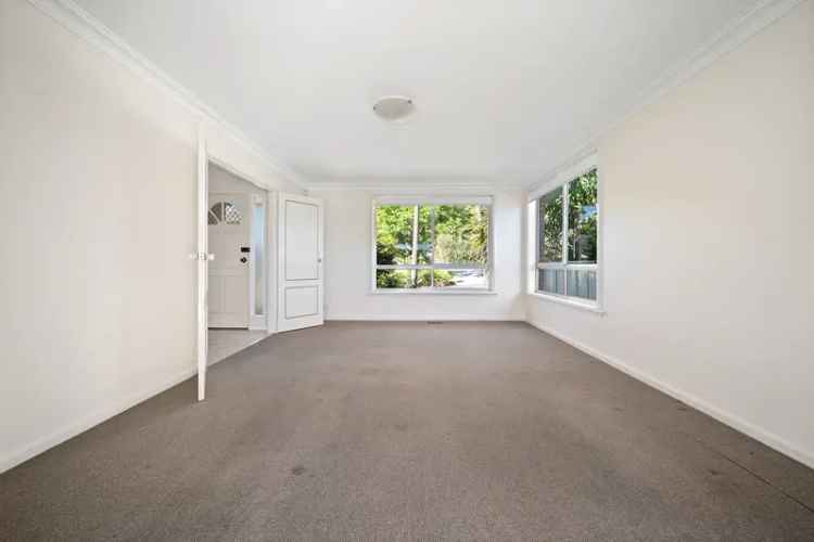 ENTRY LEVEL IN FARRER WITH STUNNING VIEWS!