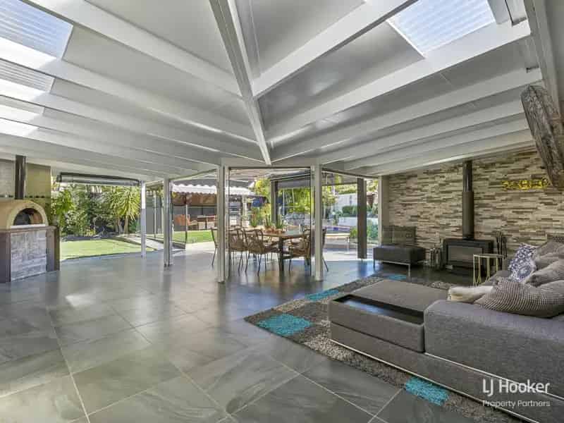 Buy House in Cornubia with Pool and Outdoor Kitchen