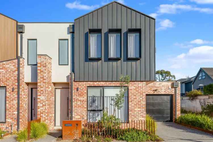 Family Home near Ducrow Reserve Newport Lakes