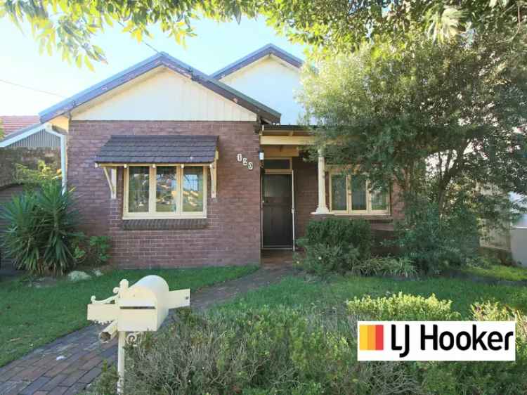 Spacious 3 Bedroom Renovated Federation Home Near Beach