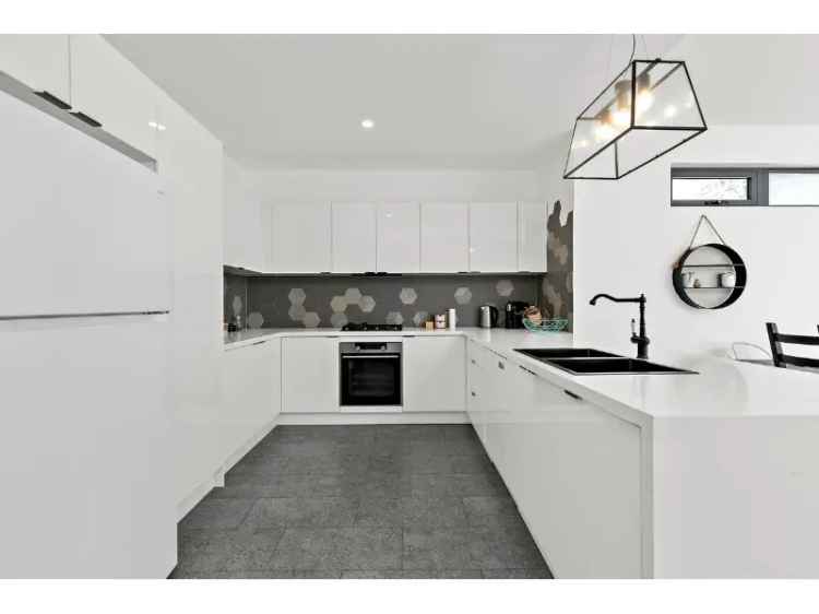 Fully Furnished Home In East Geelong!