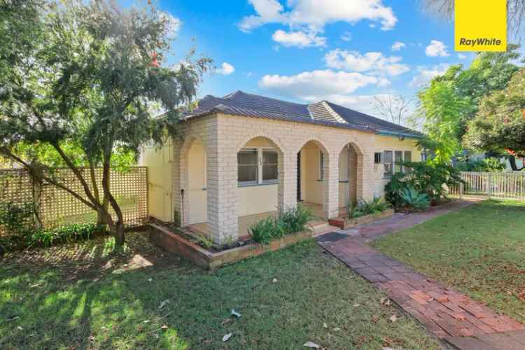 FAMILY HOME IN IDEAL LOCATION