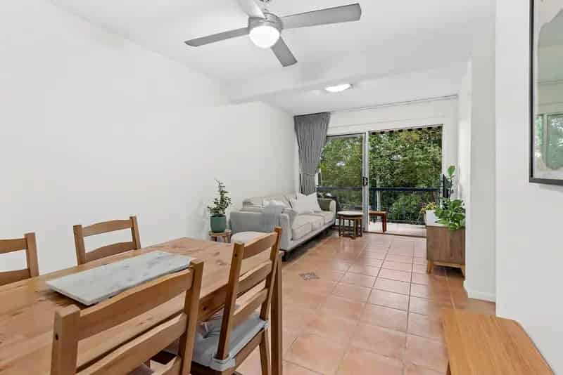 Beautifully Presented Apartment In Leafy Whisper Quiet Bardon!