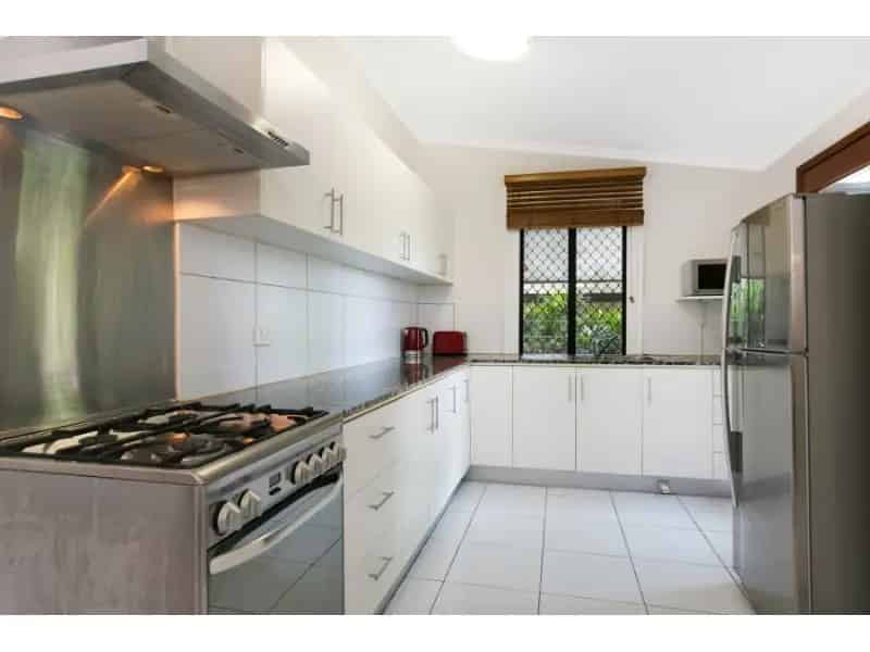 2 Bedroom Duplex In Convenient Location With Large Deck