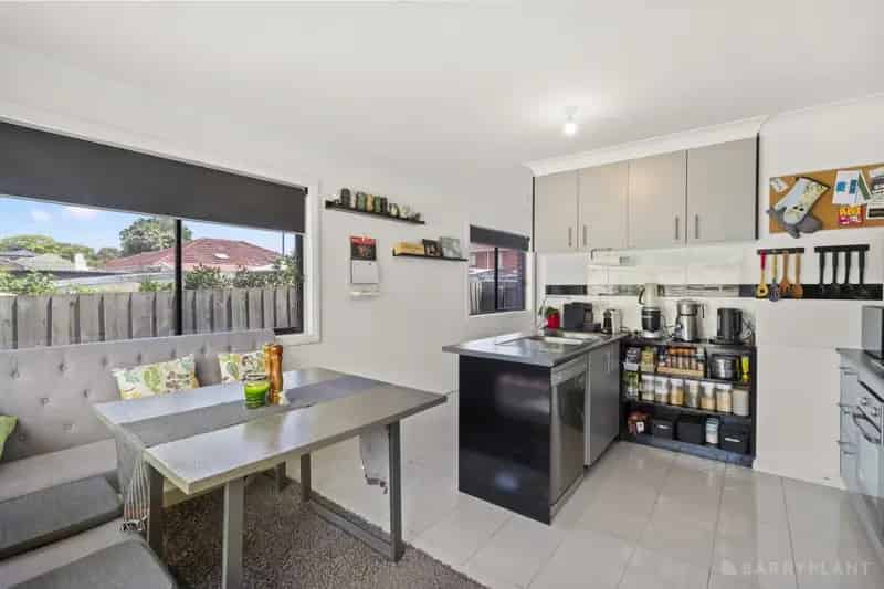 MODERN TOWNHOUSE IN CENTRAL DANDENONG