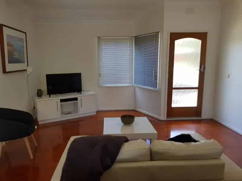 Neat, Modern & Furnished – Easy Living In The Heart Of Newtown