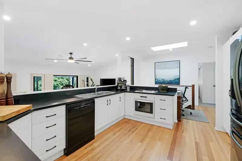 Contemporary Coomera Shores Abode Complete Endless Living Options and Exquisite Outdoor Appeal!
