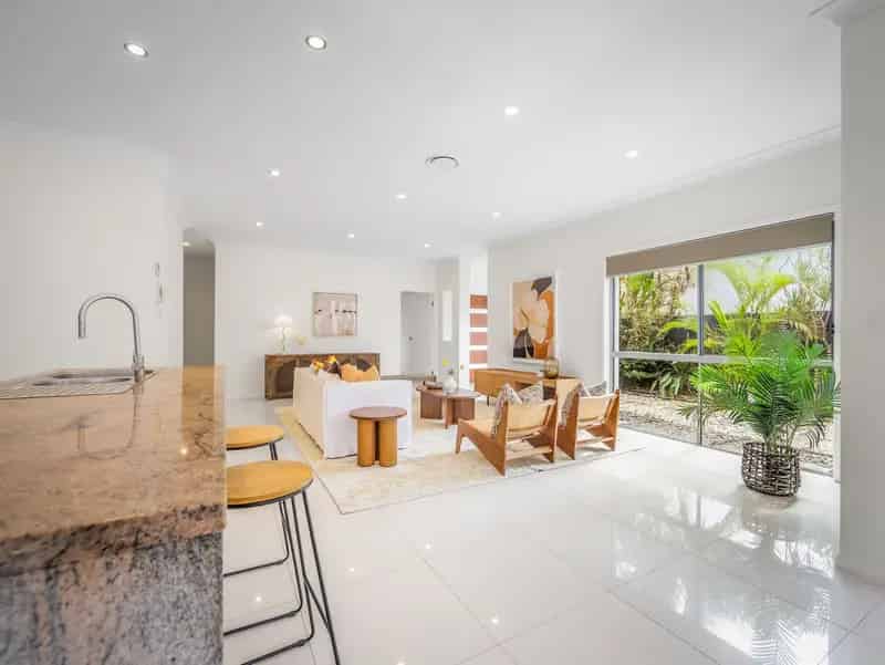Rent spacious 5 bedroom duplex with stunning pool in a prime location